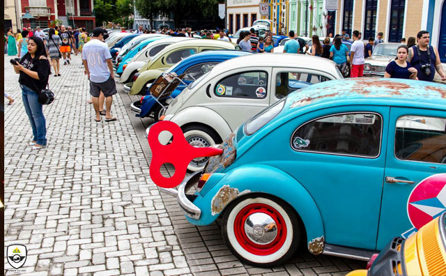 Apaixonados por carros antigos realizam encontro no Ponta Negra