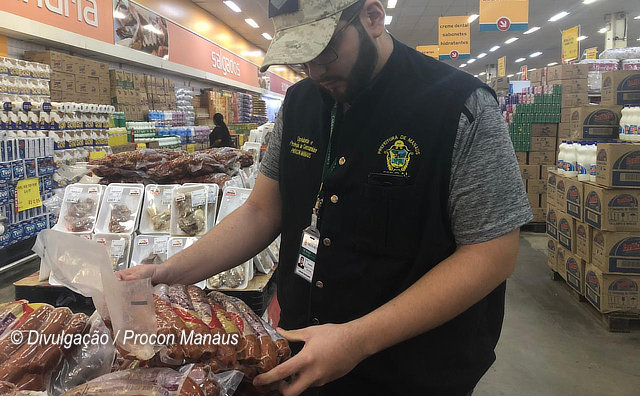 Procon apreende mais de 300 kg de alimentos sem procedncia em supermercado