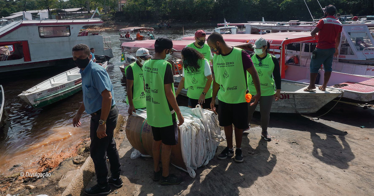 Ação de limpeza recolhe mais de 2 toneladas de resíduos do igarapé Tarumã-Açu