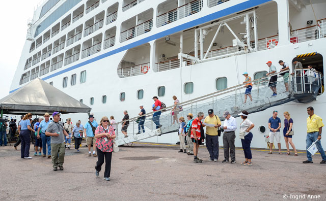 Navio de cruzeiro atraca em Manaus com quase 800 pessoas