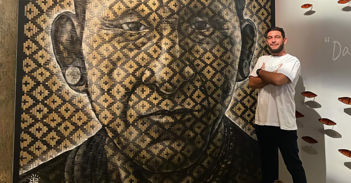 Esteira indígena grafitada por Raiz Campos ganha espaço em exposição em centro de artesanato no Rio de Janeiro