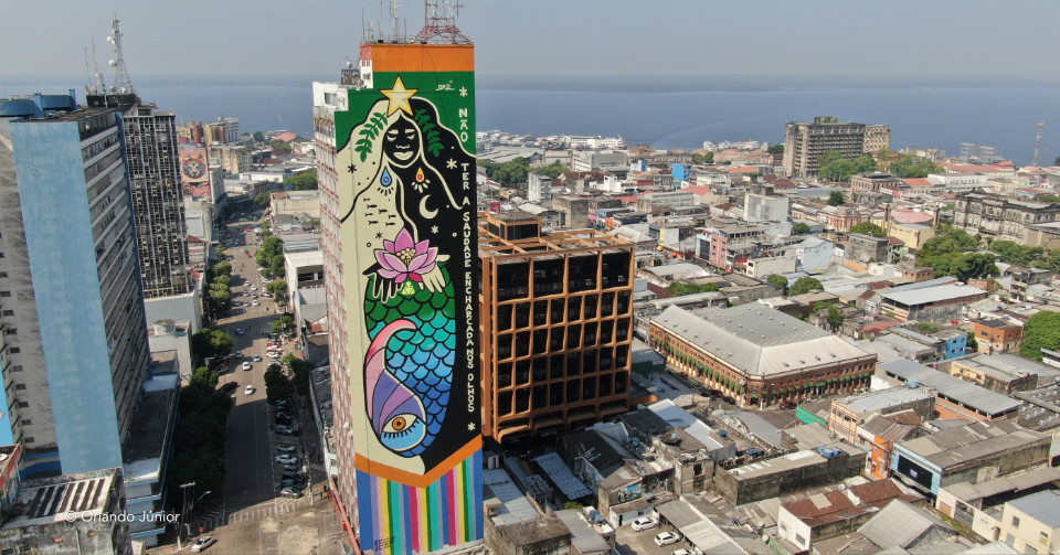 Artista Deborah Erê celebra muralismo de 80 metros no Centro de Manaus e abre exposição inédita