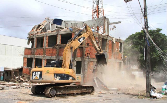 Demolição de prédio com risco de desabamento na Cidade de Deus